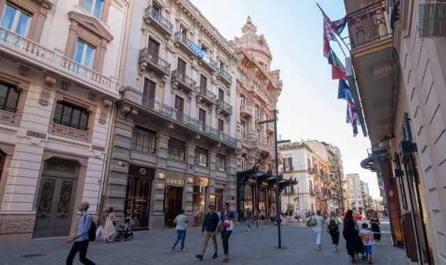 Bari, pronta l'ordinanza: per i negozi orario continuato e chiusura alle 19